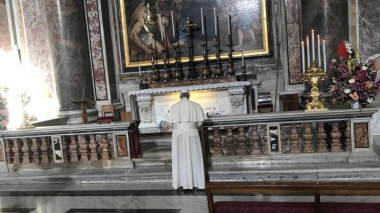 Pope Francis praying at the tomb of St.John Paul II on October 22, 2018.   (ANSA)