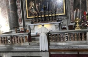 Pope Francis praying at the tomb of St.John Paul II on October 22, 2018.   (ANSA)